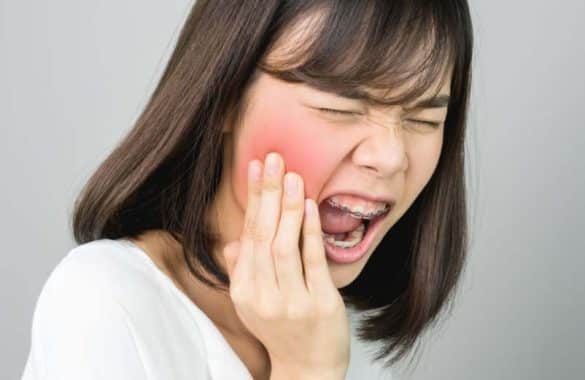 Pourquoi vos gencives saignent-elles ? Causes et solutions